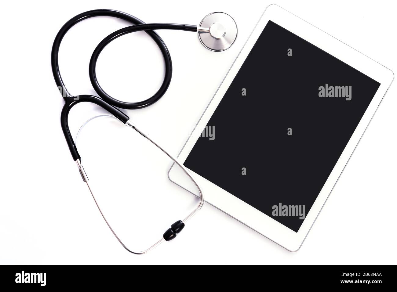 Moderne medizinische Behandlungsvorlage - Draufsicht auf eine leere Tablette und ein Stethoskop auf weißem Hintergrund mit Kopierbereich Stockfoto