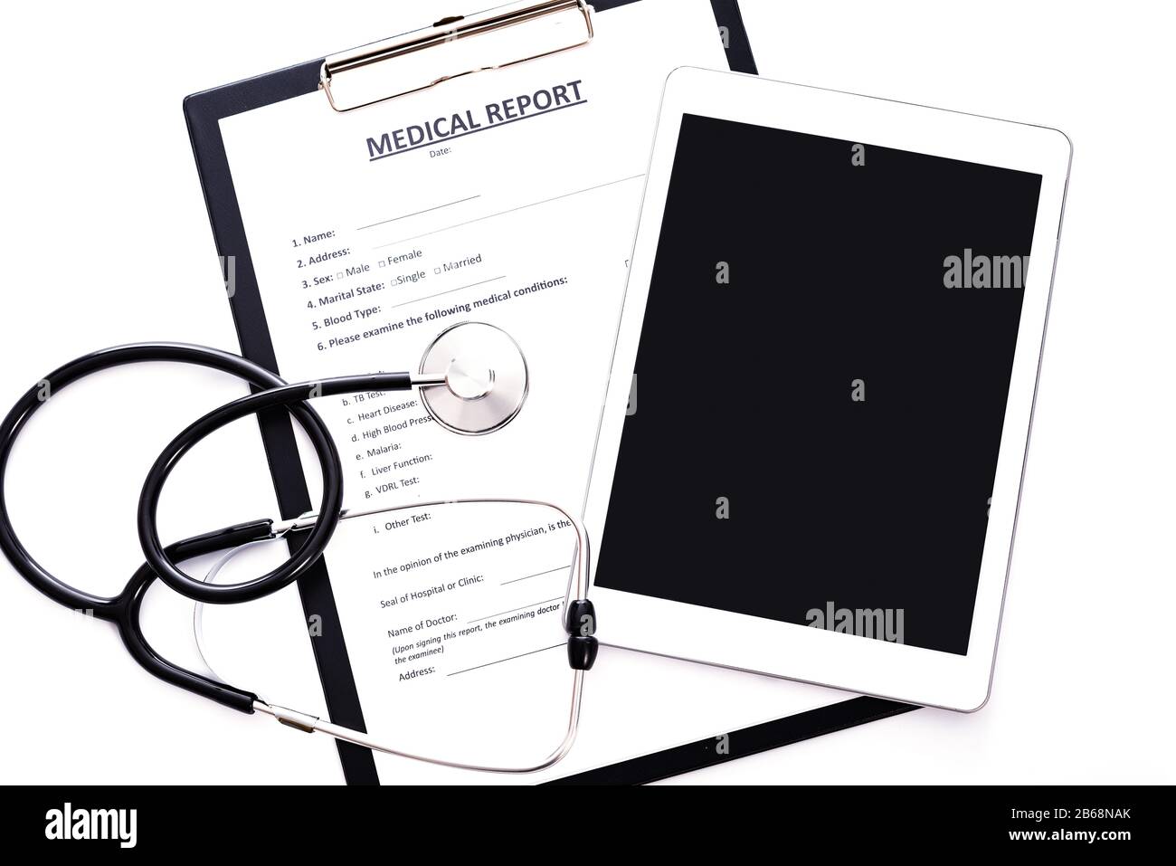 Moderne Behandlungsvorlage - medizinische Berichtsdokumente mit leerer Tablette und Stethoskop auf weißem Hintergrund (Kopierraum) Stockfoto