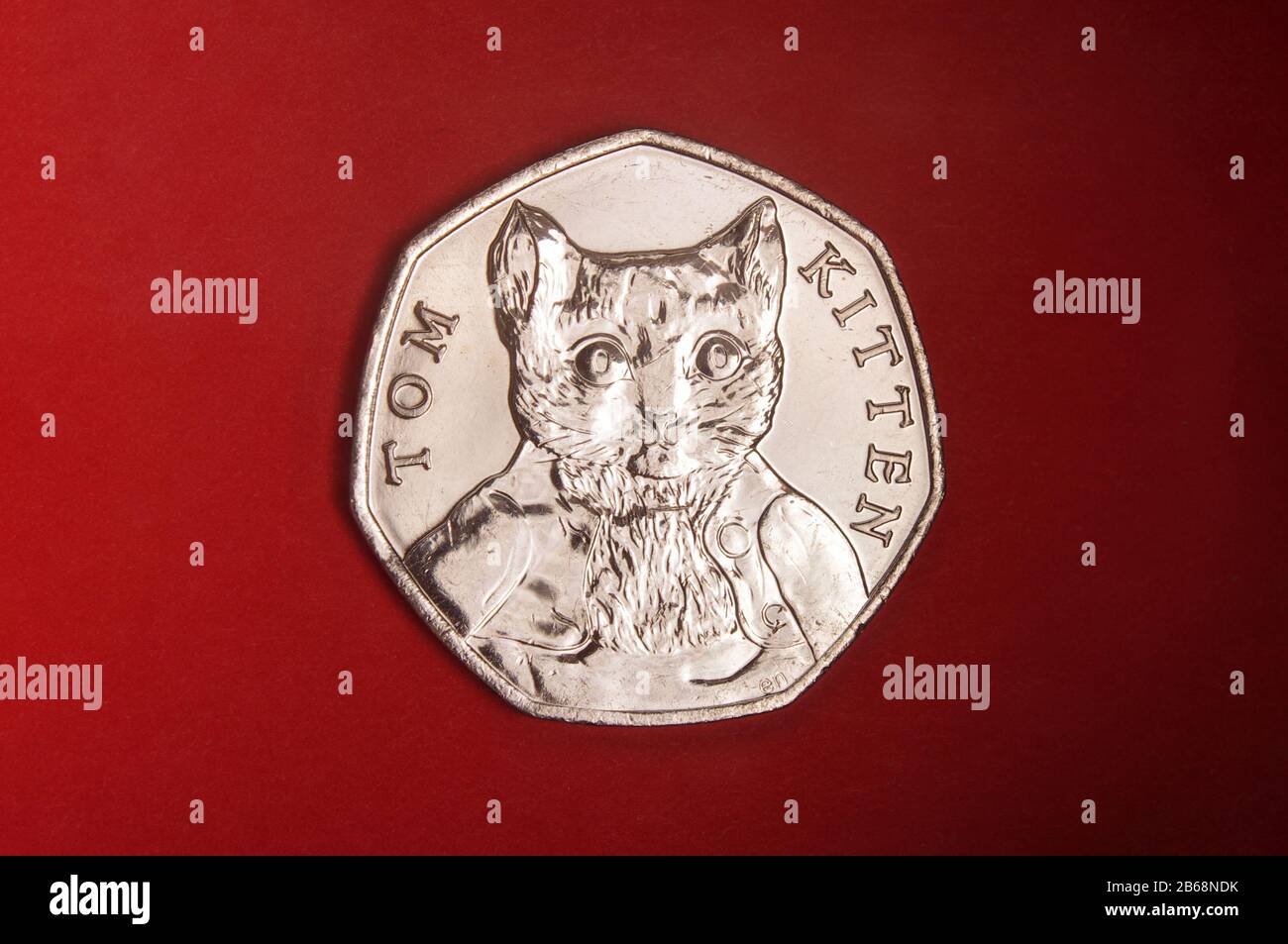 Münze, die Beatrix Potter Gewidmet Ist Die Geschichte von Peter rabit 50 Pence, isoliert auf dem roten Hintergrund Stockfoto