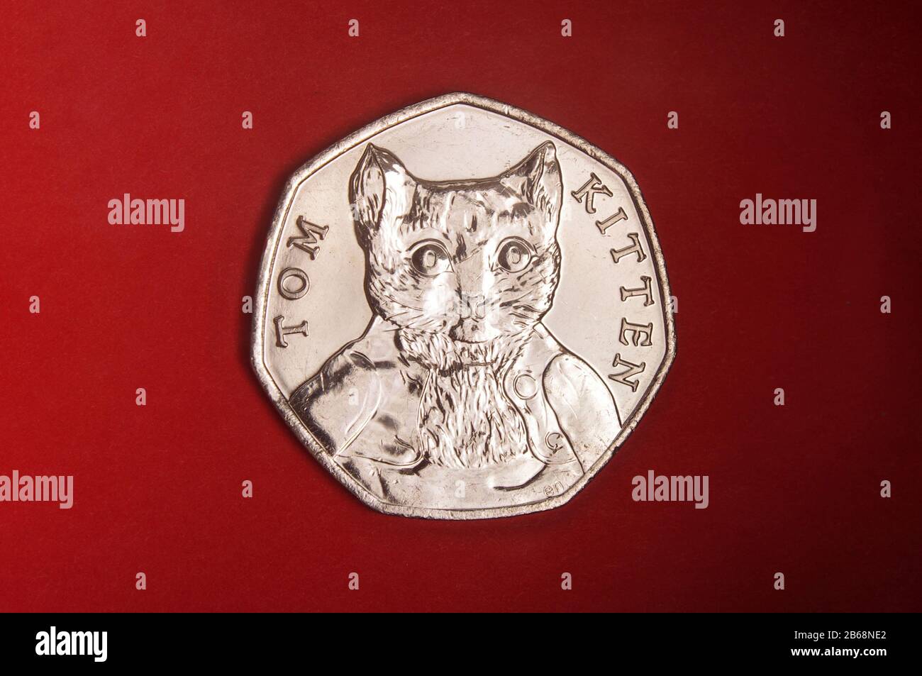 Münze, die Beatrix Potter Gewidmet Ist Die Geschichte von Peter rabit 50 Pence, isoliert auf dem roten Hintergrund Stockfoto
