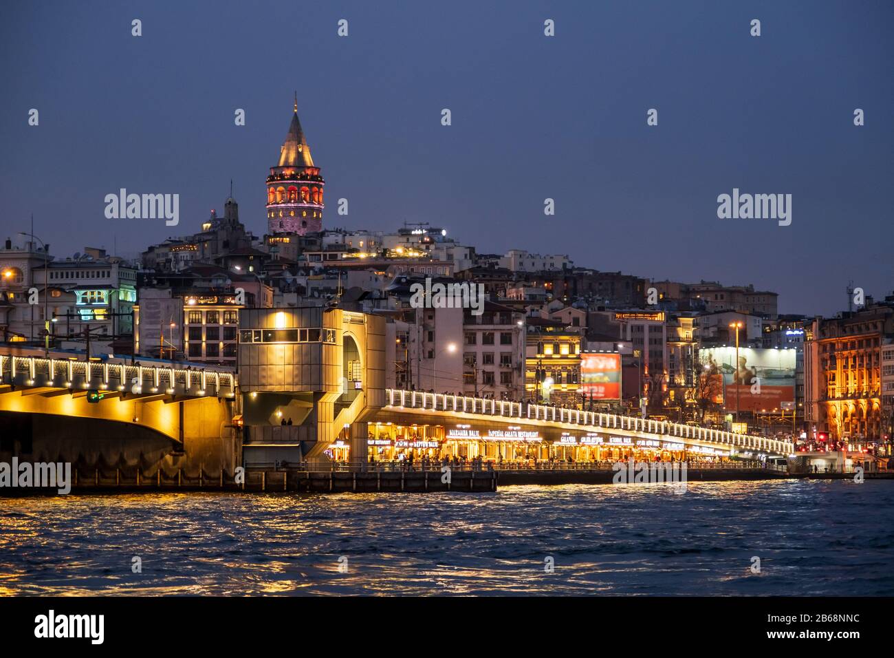 Istanbul Landschaft in der Nacht. Galata-Brücke und Blick auf den Galata-Turm am Meer Stockfoto