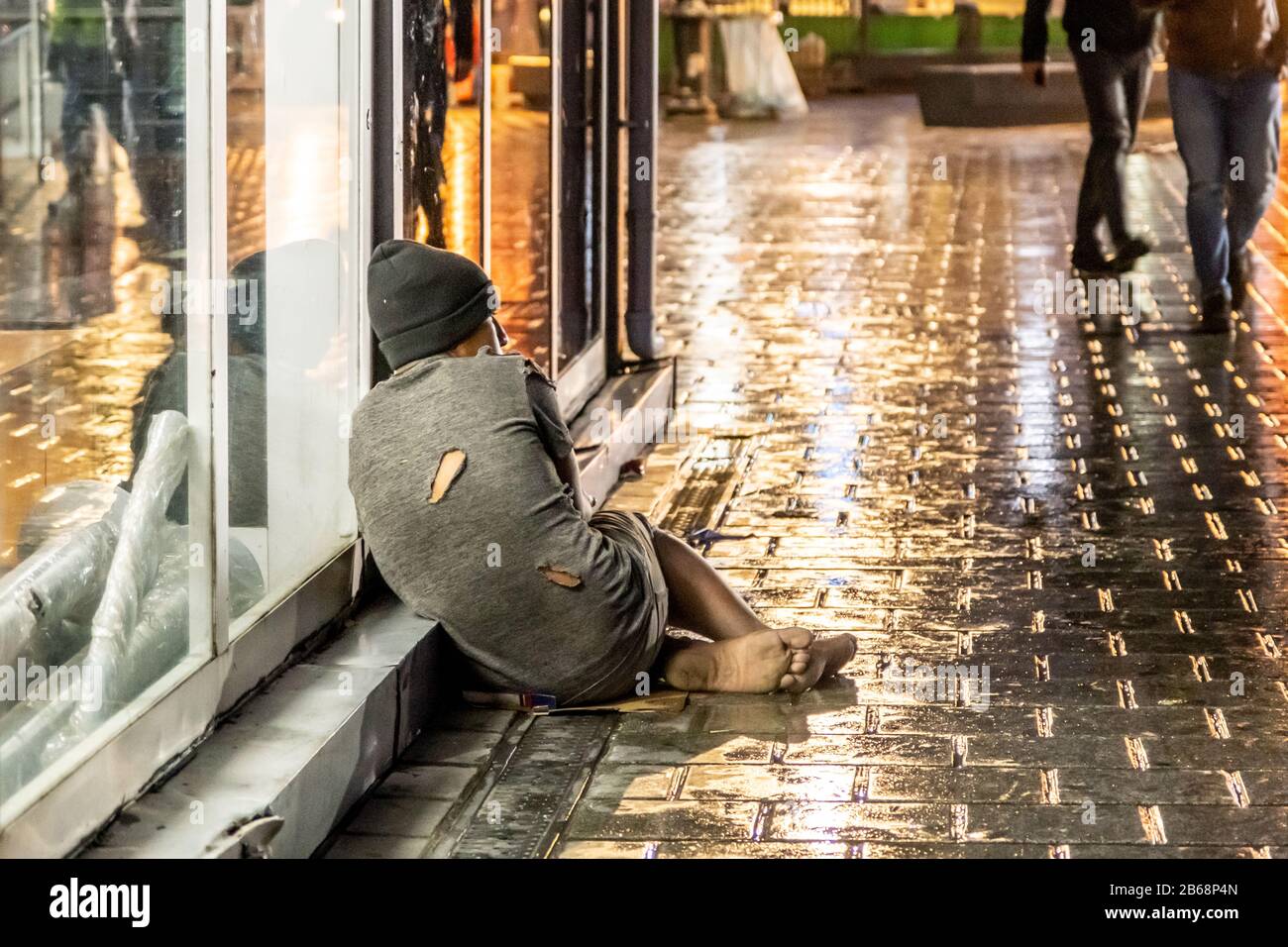 Eminonu, Istanbul/Türkei - März 05 2020: Obdachloser Junge bettelt auf der Straße Stockfoto