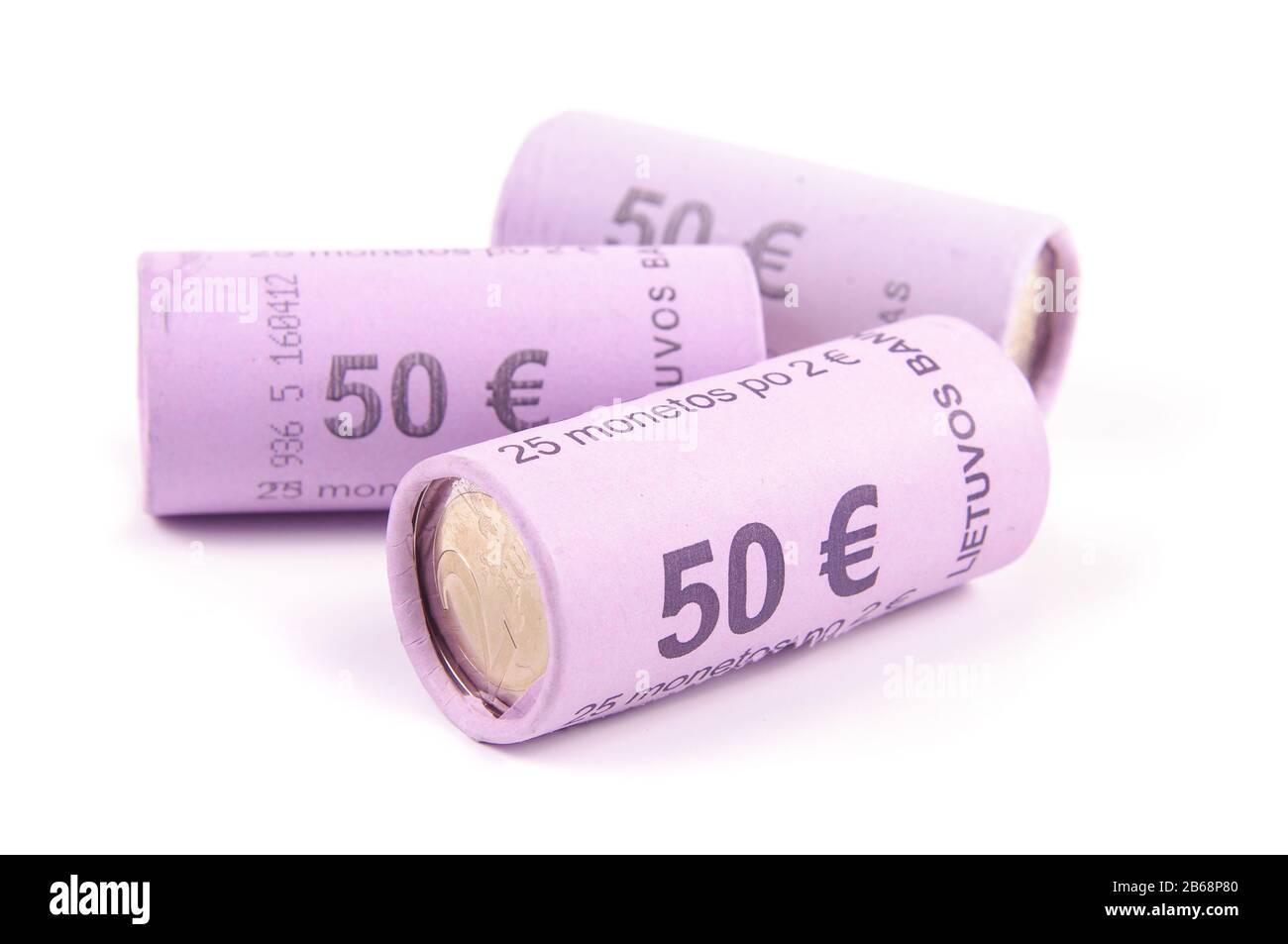 2 Euro-Münzen-Bankrollen isoliert auf dem weißen Hintergrund  Stockfotografie - Alamy