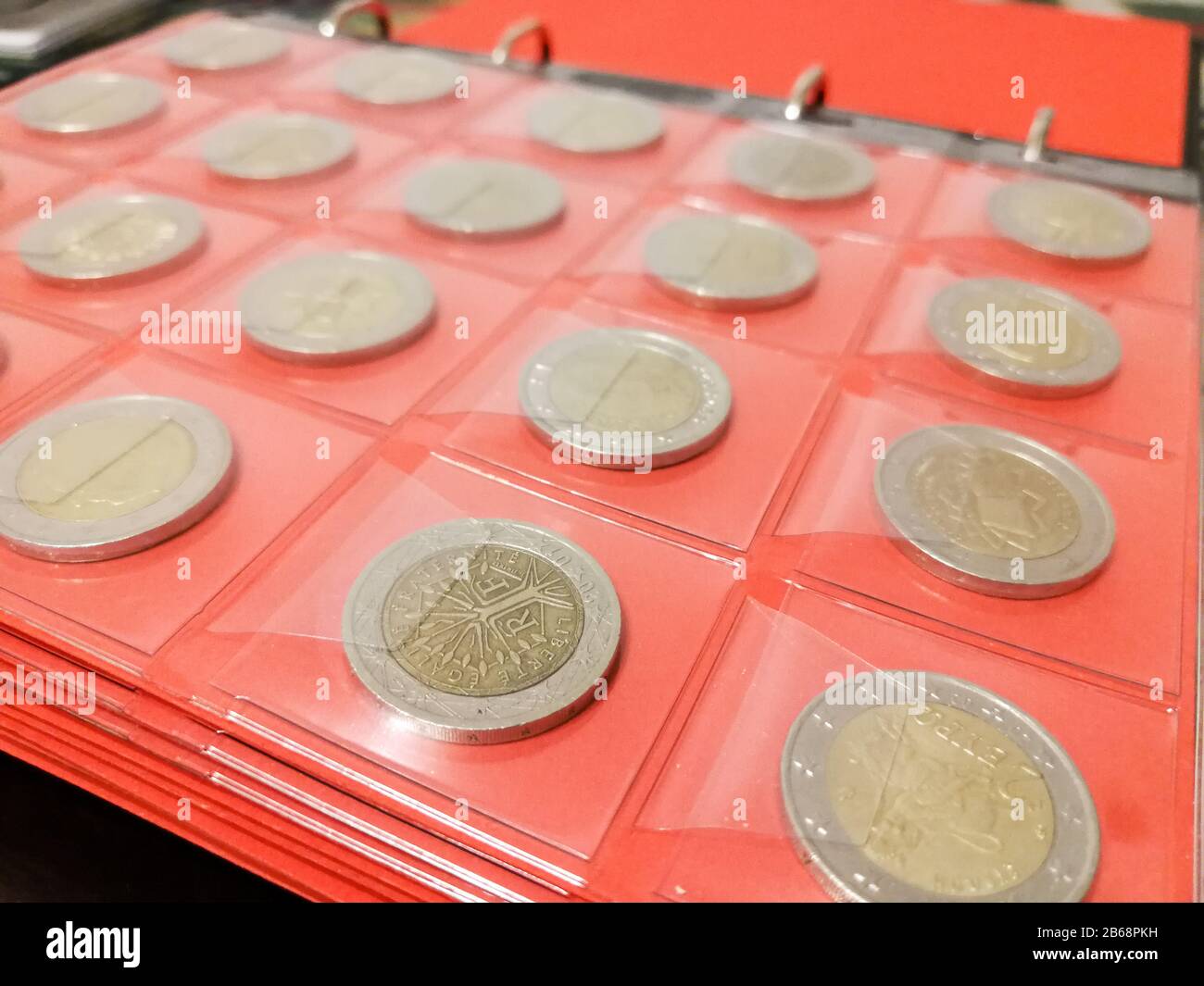 Verschiedene Münzen im Numismatik-Album schließen sich aus. Hobby der Numismatik Stockfoto