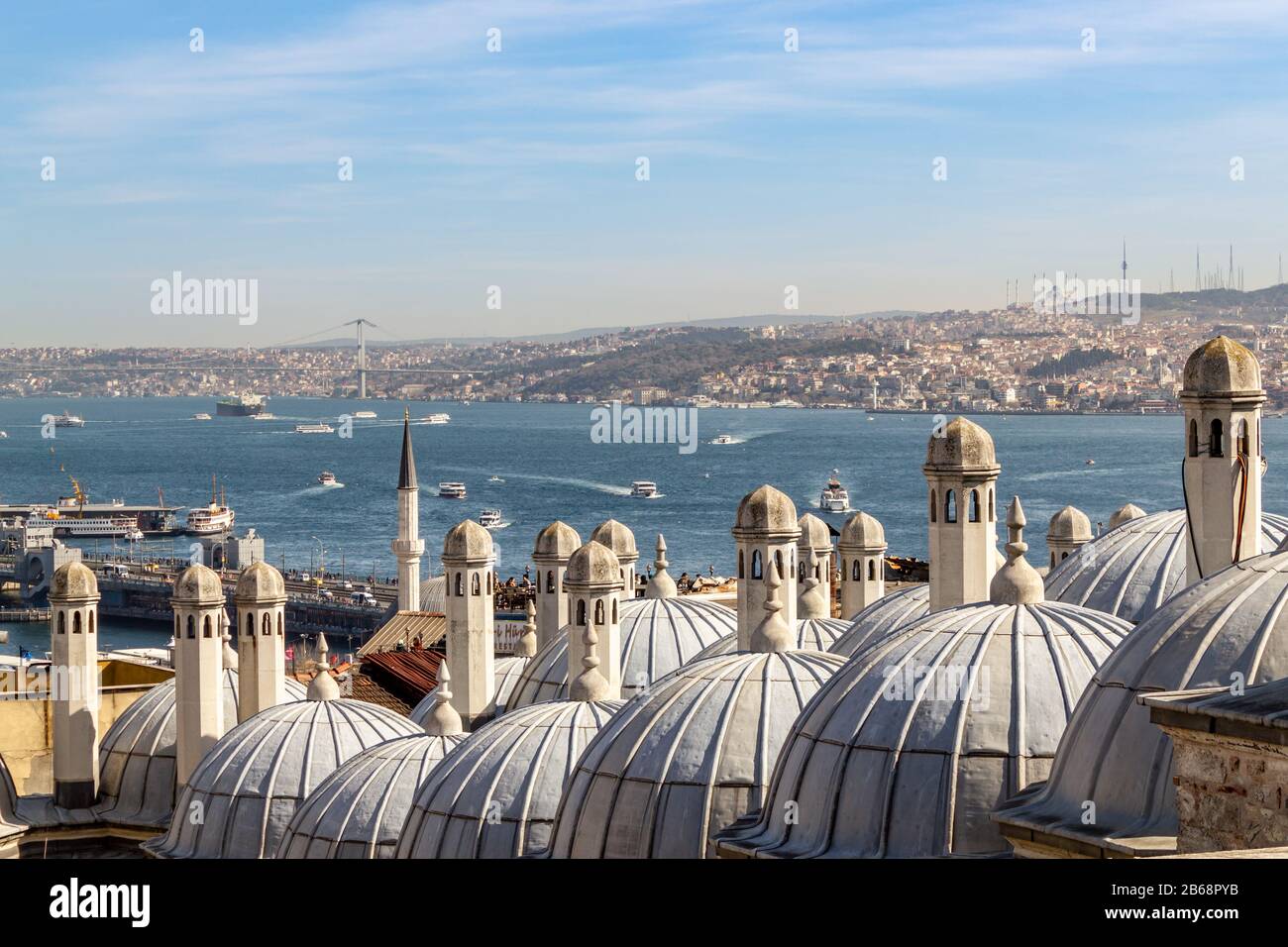 Landschaft von Istanbul: Blick auf die islamischen Moscheekuppeln und die Minarette des bosporus Stockfoto