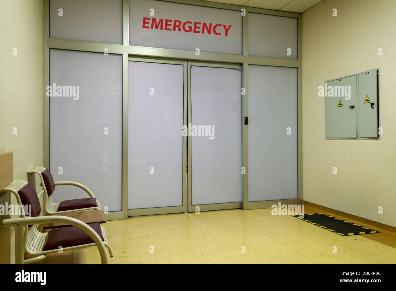 Einfahrtstür für den Notdienst des Krankenhauses. Gesundheitskonzept für den medizinischen Betrieb Stockfoto