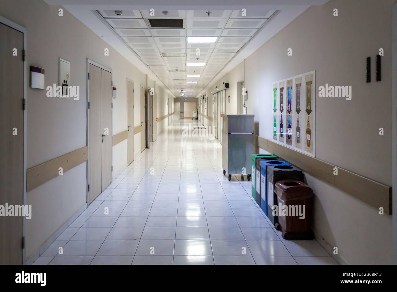 Leerer Krankenhausflur. Gesundheits- und medizinisches Konzept Stockfoto