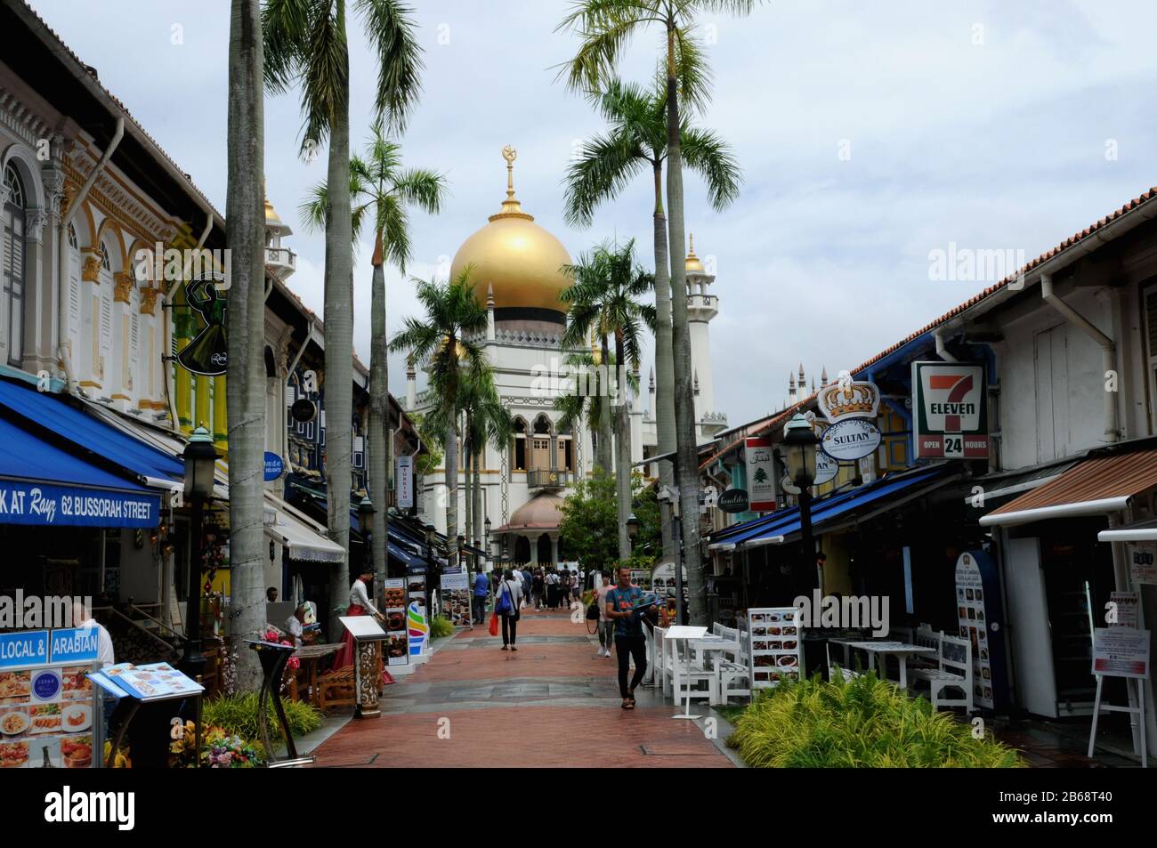 Die Bussorah Street im arabischen Viertel Singapurs bietet Besuchern einen hervorragenden Blick auf die Sultan-Moschee (den Masjid-Sultan). Stockfoto