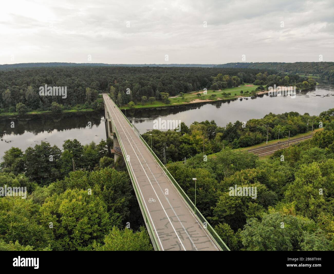 Triju Mergeliu Tiltas (Dreijungfräubrücke) über den Fluss Nemunas in Kaunas, Litauen, Luftbild Stockfoto