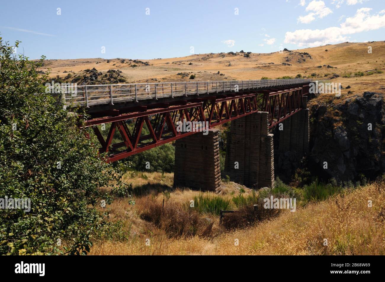 Der Poolburn Viaduct überquert 37m über der Ida Burn auf dem Otago Central Rail Trail auf Neuseelands Südinsel. Der Weg ist 152 km lang. Stockfoto