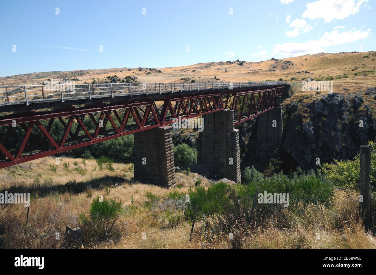 Der Poolburn Viaduct überquert 37m über der Ida Burn auf dem Otago Central Rail Trail auf Neuseelands Südinsel. Der Weg ist 152 km lang. Stockfoto