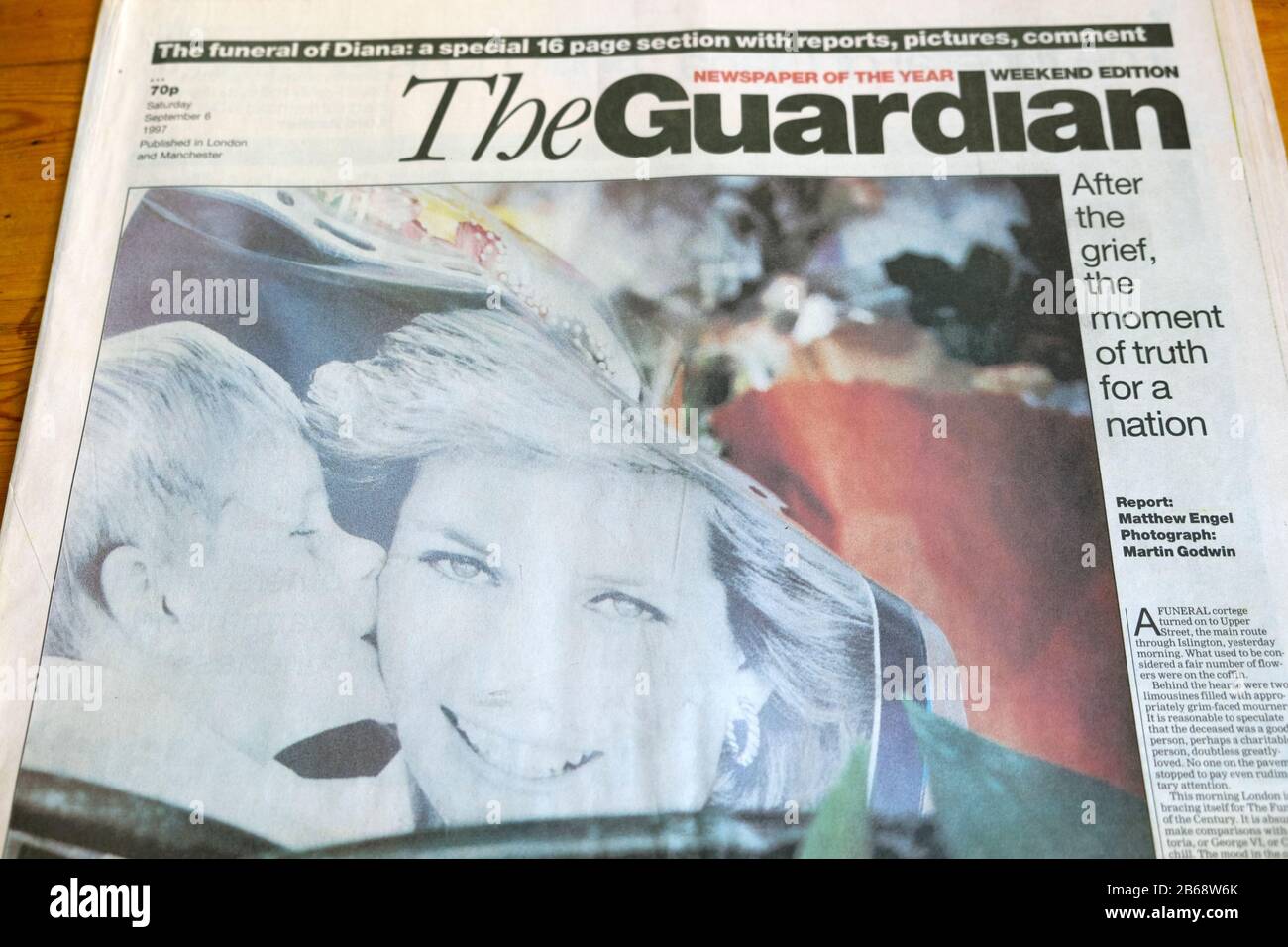 Prinzessin Diana und Prinz Harry auf der Titelseite der Zeitung Guardian nach der Beerdigung in London England am 6. September 1997 Stockfoto