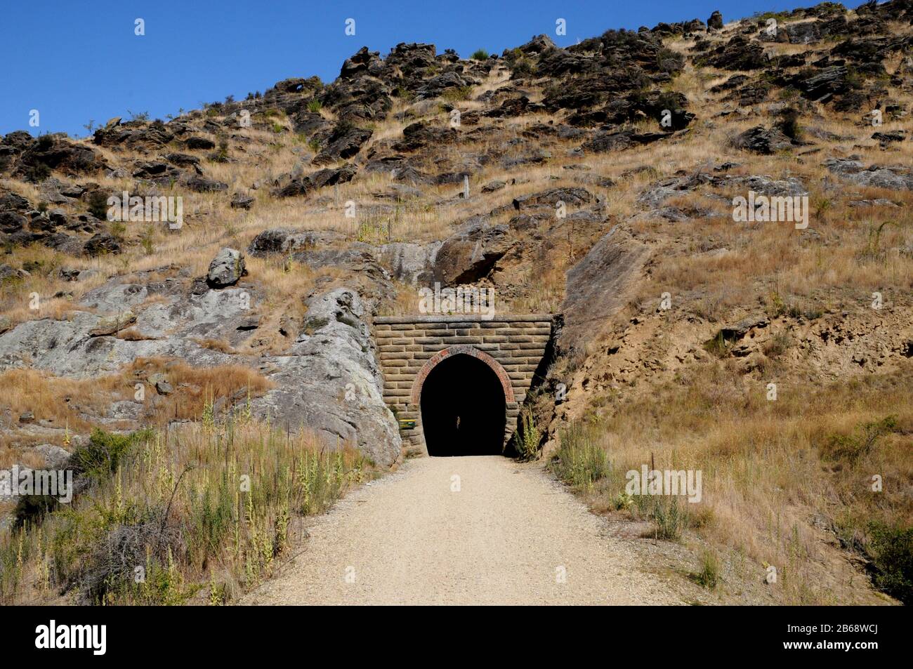 Einer von mehreren Tunneln entlang des Central Otago Rail Trail, der die Eisenbahn durch die Poolburn Gorge zum und vom Manuherikia River führte. Stockfoto