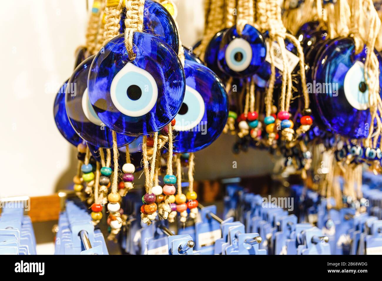 Nahaufnahme von bösen Augenperlen auf dem Souvenirmarkt in der Türkei Stockfoto