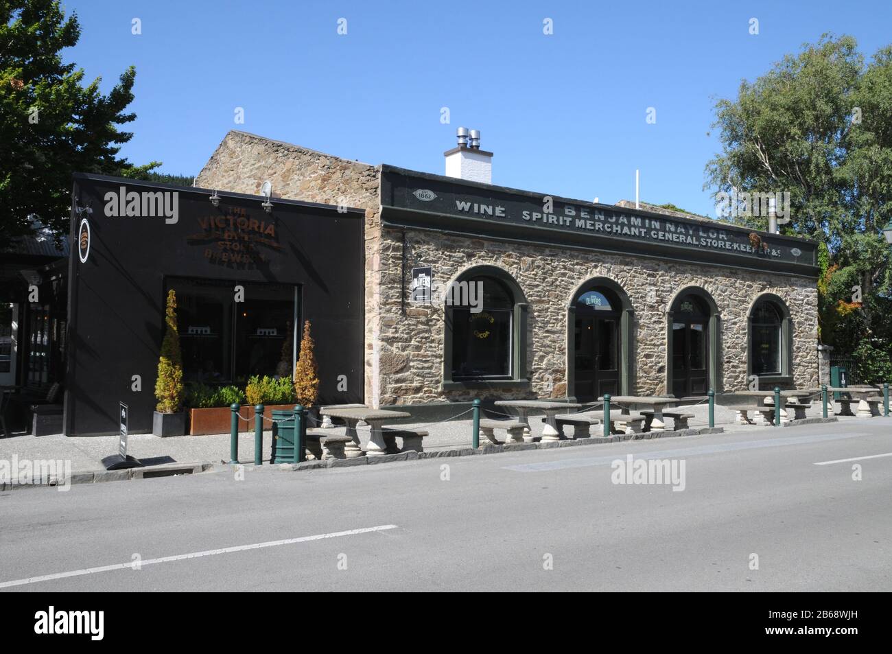 Sunderland Street, die Hauptstraße in der kleinen Stadt Clyde in Central Otago. Clyde, mit seiner historischen Stadt, ist ein sehr beliebter Touristenort. Stockfoto