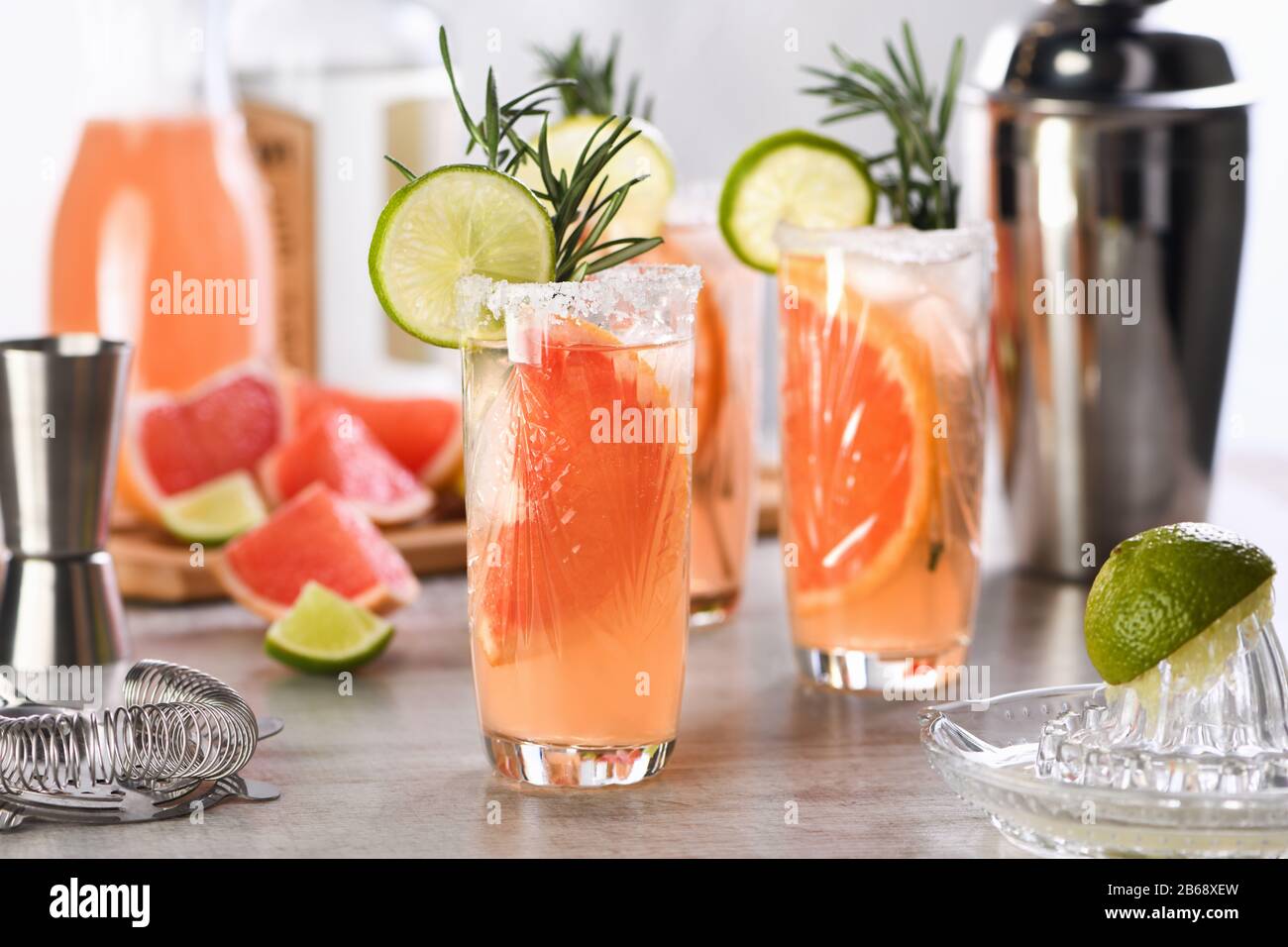 Frische Limette und Rosmarin in Kombination mit frischem Grapefruitsaft und Tequila Stockfoto