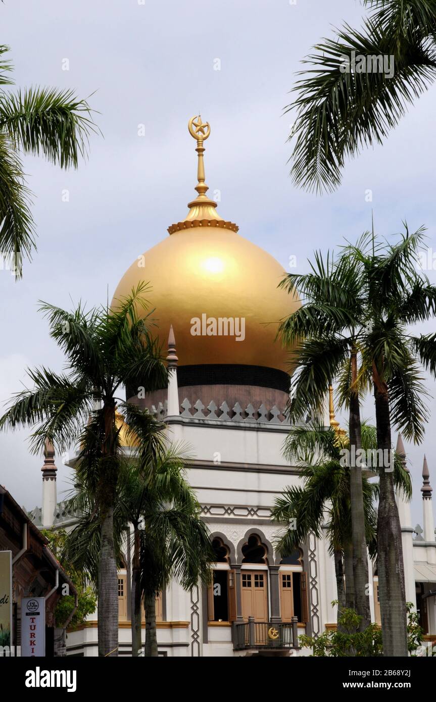 Die Sultan-Moschee, auch Masjid Sultan genannt, von der Bussorah-Straße aus gesehen, in der arabischen Straße oder Kampong Glam Gegend von Singapur. Stockfoto