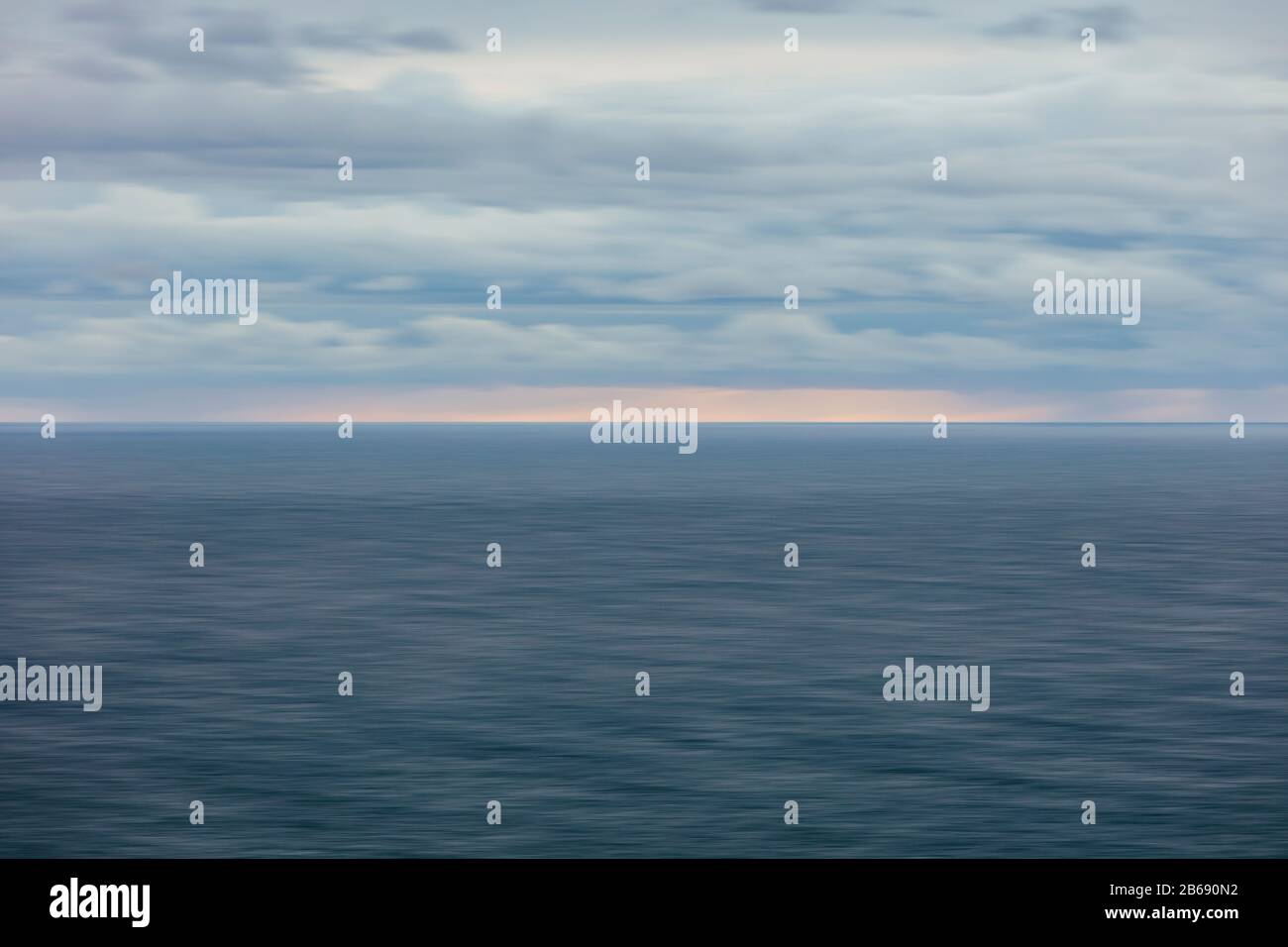 Verschwommene Bewegung abstrakt von Ozean, Horizont und stürmischem Himmel in der Dämmerung Stockfoto