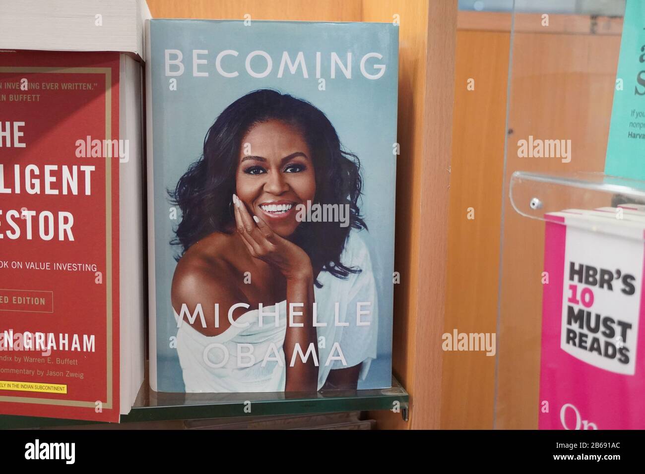 Das Buch wird von Michelle Obama in der Buchhandlung geschrieben. Bücher von Michelle Obama werden in den Regalen eines Buchladens ausgestellt. Bibliothek - Kochi, Indien: Jan Stockfoto