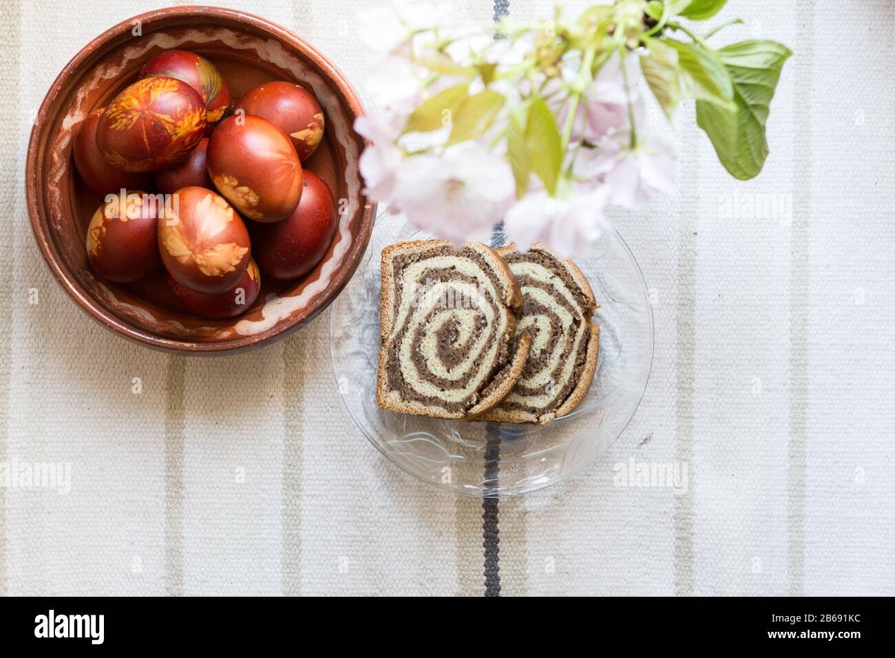 Traditioneller slowenischer Kuchen mit dem Namen "Potica" im Hintergrund Stockfoto