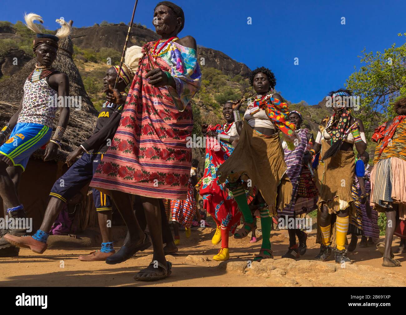 Larim Stamm Frauen und Männer, die während einer Hochzeitsfeier tanzen, Boya Mountains, Imatong, Südsudan Stockfoto