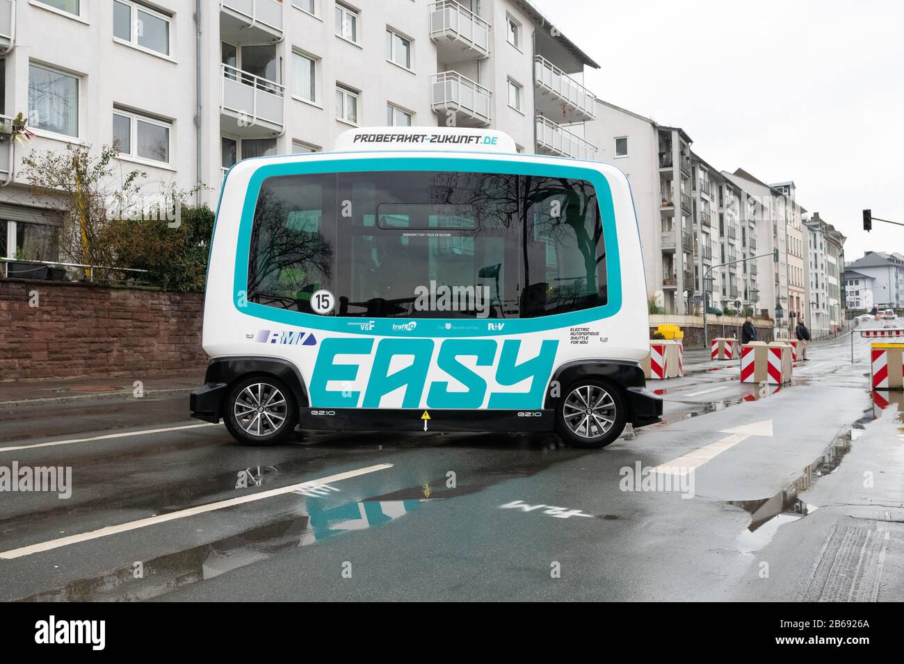 Autonomes Elektrofahrzeug Testpilot 2020 - Autonomes elektrisches Shuttle für Sie (OST) von EasyMile, Mainkai, Frankfurt, Deutschland Stockfoto