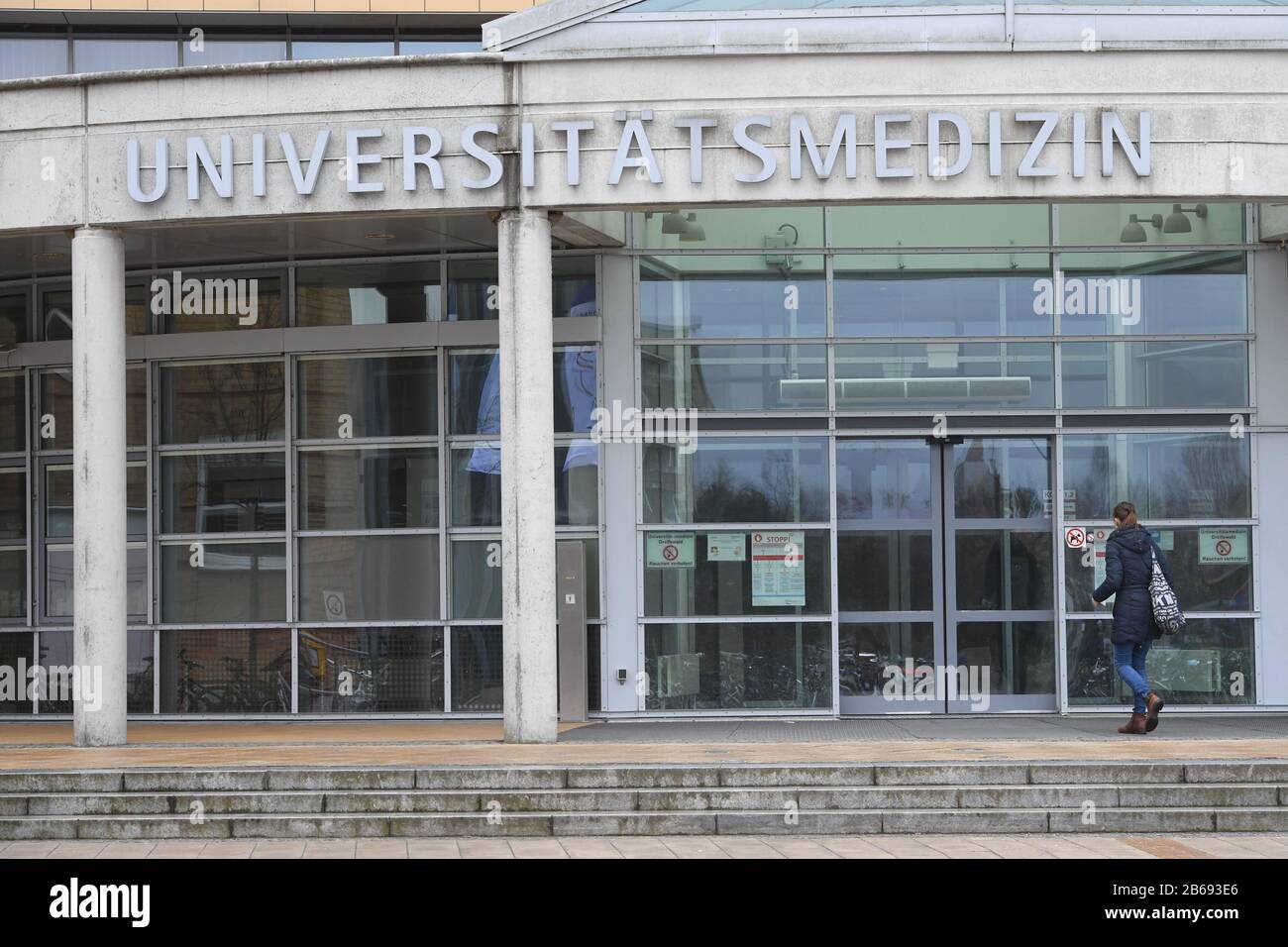 10. März 2020, Mecklenburg-Vorpommern, Greifswald: Blick auf das Hauptgebäude der Unimedizin in Greifswald. Auch in Mecklenburg-Vorpommern werden immer mehr Infektionen mit dem neuartigen Coronavirus nachgewiesen. Jetzt werden eigene Prüfzentren eingerichtet. Bisher sind folgende Standorte geplant: An den universitären medizinischen Zentren in Rostock und in Ludwigsburg sowie an den Gesundheitsämtern in Schwerin, Güstrow, Stralsund, Bergen auf Rügen, Pasewalk, Ludwigslut und Neustrelitz. Die im ganzen Staat verteilten Schmiermittelstellen werden jeweils von Teams aus zwei medizinischen Betäubungsstellen betreut Stockfoto