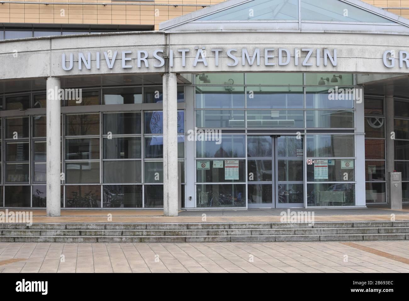10. März 2020, Mecklenburg-Vorpommern, Greifswald: Blick auf das Hauptgebäude der Unimedizin in Greifswald. Auch in Mecklenburg-Vorpommern werden immer mehr Infektionen mit dem neuartigen Coronavirus nachgewiesen. Jetzt werden eigene Prüfzentren eingerichtet. Bisher sind folgende Standorte geplant: An den universitären medizinischen Zentren in Rostock und in Ludwigsburg sowie an den Gesundheitsämtern in Schwerin, Güstrow, Stralsund, Bergen auf Rügen, Pasewalk, Ludwigslut und Neustrelitz. Die im ganzen Staat verteilten Schmiermittelstellen werden jeweils von Teams aus zwei medizinischen Betäubungsstellen betreut Stockfoto