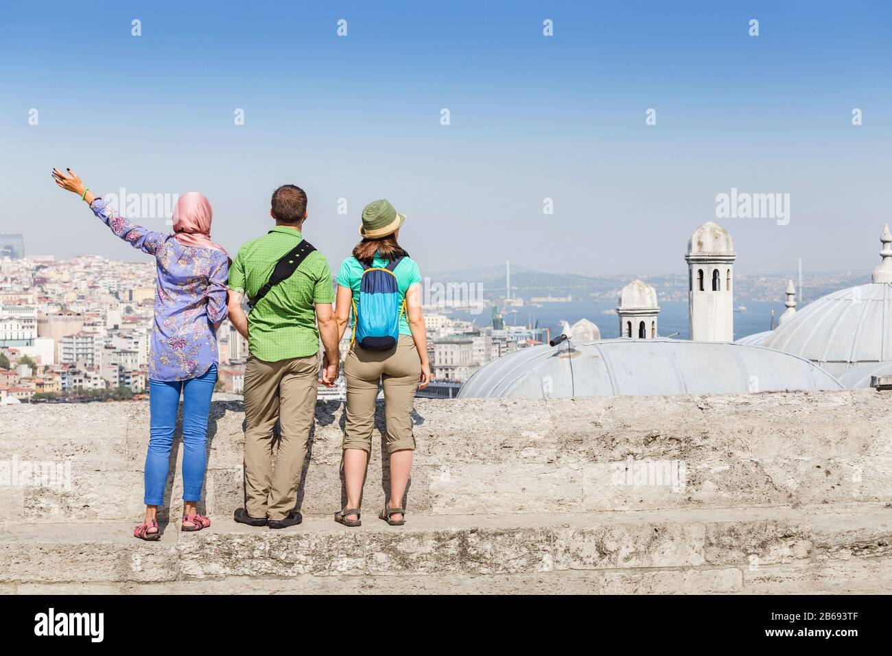 Eine Gruppe von glücklichen Freunden, die in der Nähe der Moschee sitzen und die Aussicht auf Istanbul, Türkei genießen Stockfoto