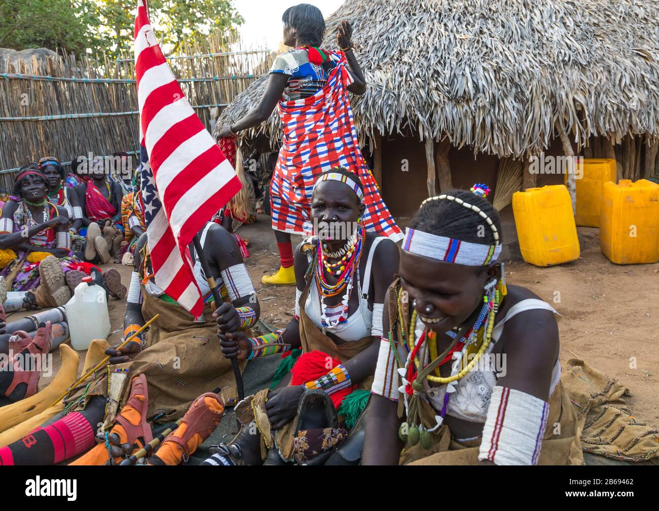 Larim Stammfrauen mit amerikanischer Flagge während einer Hochzeitsfeier, Boya Mountains, Imatong, Südsudan Stockfoto