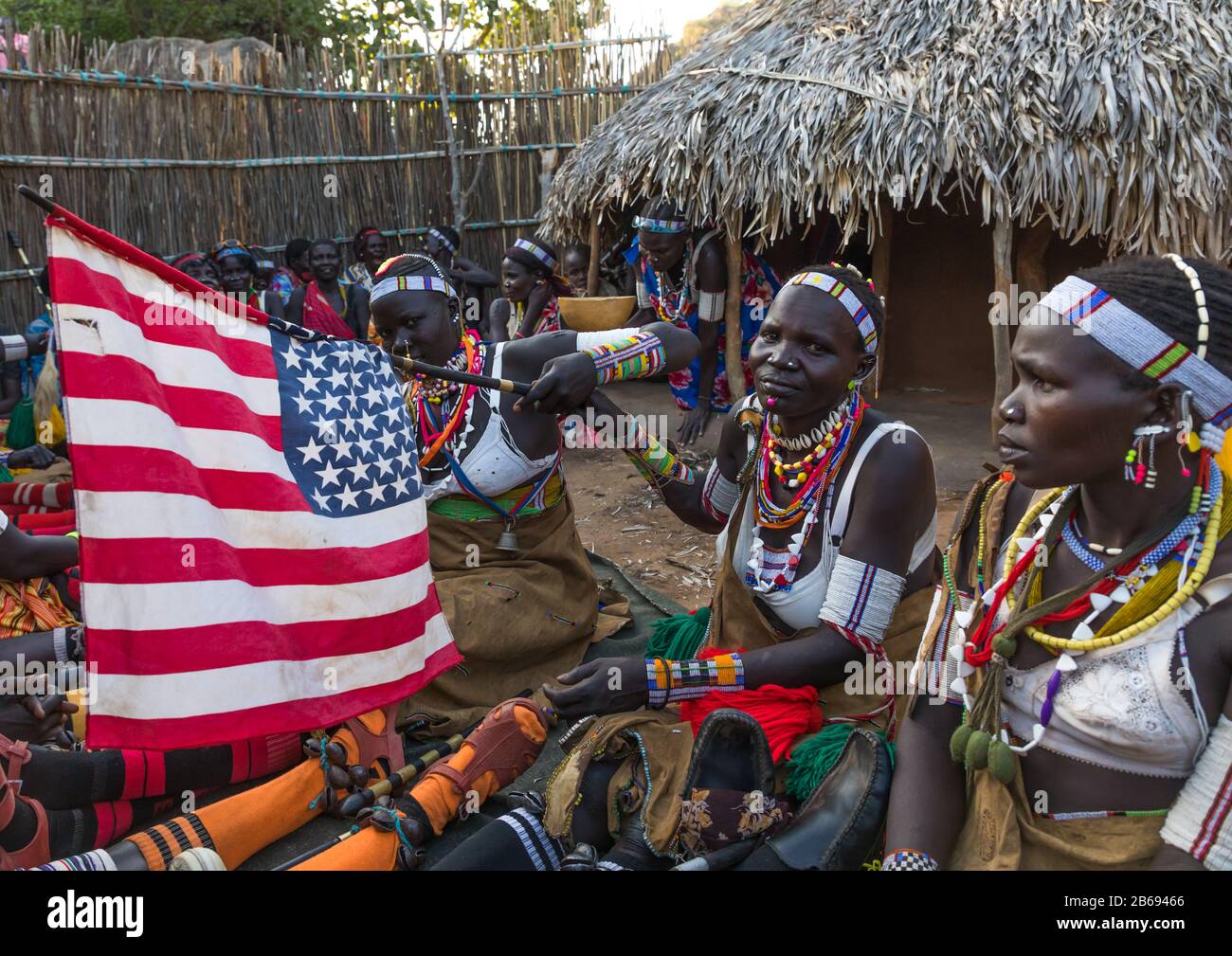 Larim Stammfrauen mit amerikanischer Flagge während einer Hochzeitsfeier, Boya Mountains, Imatong, Südsudan Stockfoto