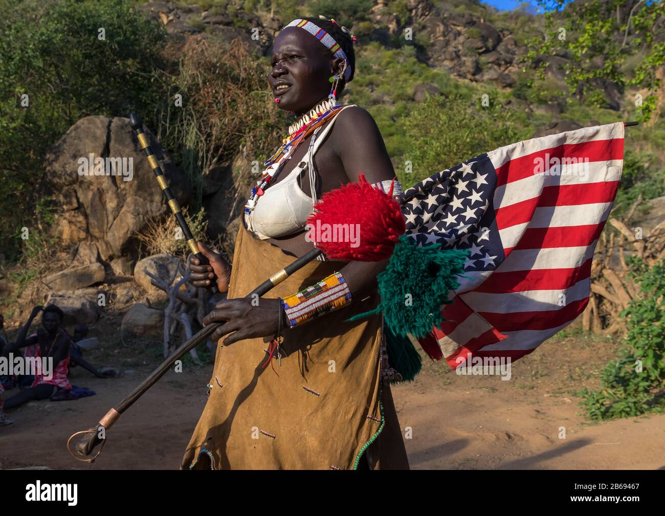 Larim Stammfrau mit amerikanischer Flagge während einer Hochzeitsfeier, Boya Mountains, Imatong, Südsudan Stockfoto