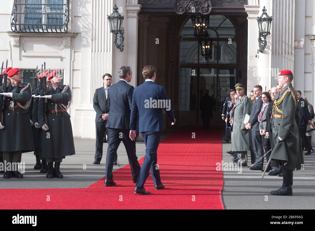 Wien, Österreich. 10. März 2020. Offizieller Besuch des Ministerpräsidenten der Hellenischen Republik Kyriakos Mitsotakis beim österreichischen Kanzler Sebastian Kurz. Begrüßung durch Kanzler Kurz und Empfang mit militärischen Ehren am Ballhausplatz. Das Bild zeigt den österreichischen Kanzler (R) Sebastian Kurz und den griechischen Premierminister (L) Kyriakos Mitsotakis. Kredit: Franz Perc/Alamy Live News Stockfoto