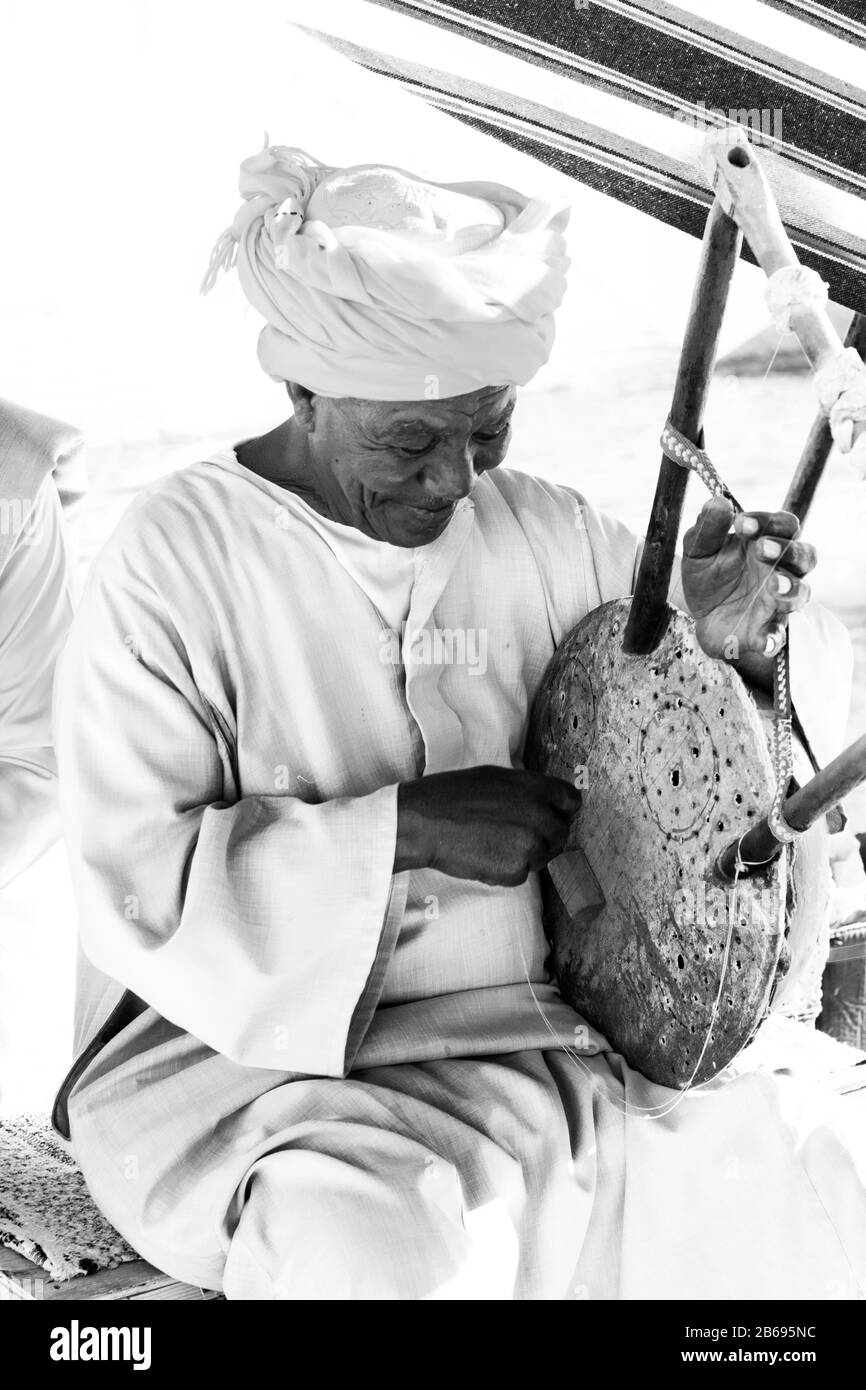 Assuan, Ägypten - 6. Februar 2020 Alter Mann, der auf einem Smemsemya Musikinstrument spielt Stockfoto