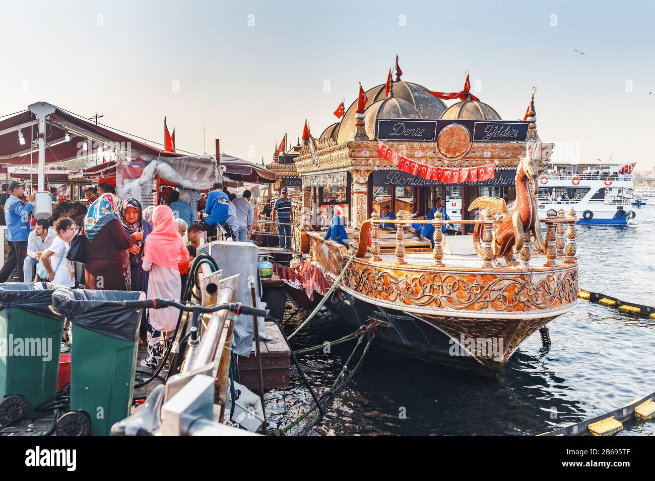 11. SEPTEMBER 2017, TÜRKEI, ISTANBUL: Fastfood-Fischgeschäft auf einem Boot im Seehafen von Istanbul, Balikikkek-Delikatesse Stockfoto