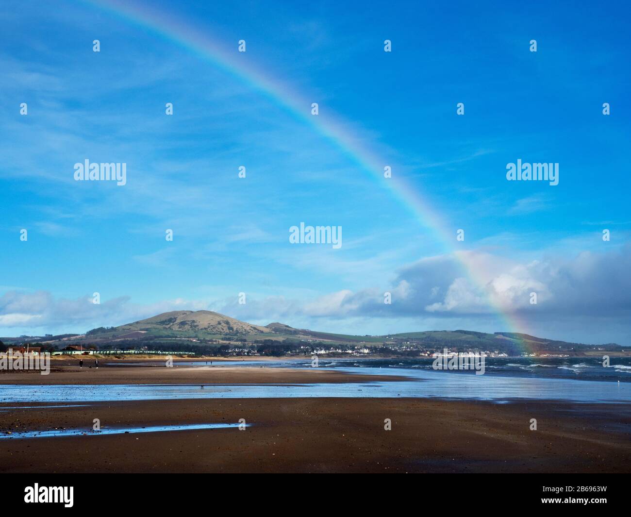 Ein Regenbogen über Largo Bay von Leven Beach Fife Scotland Stockfoto