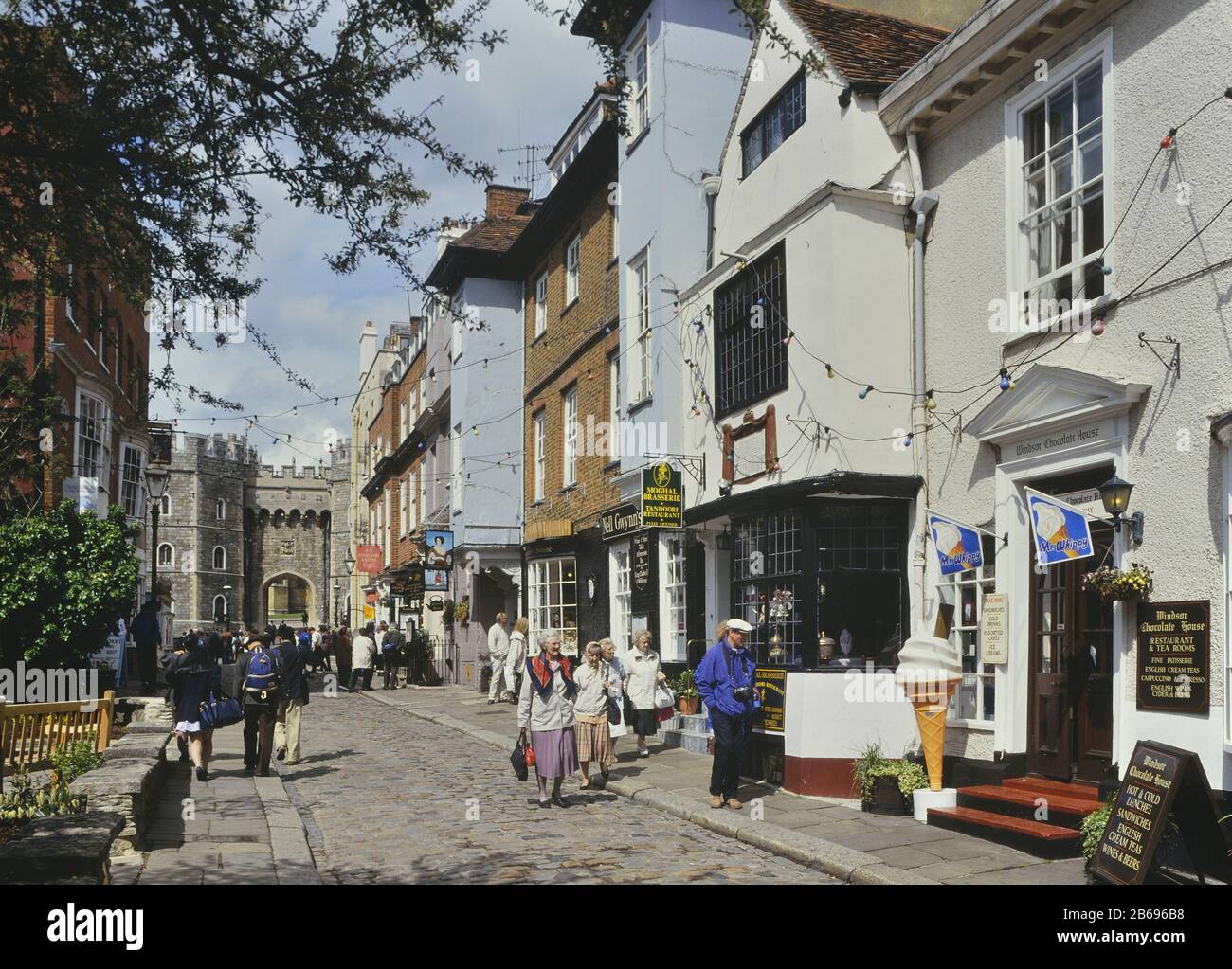 Church Street mit Blick auf Henry VIII Gate, Windsor, Berkshire, England, Großbritannien. Ca. 1990er Jahre Stockfoto
