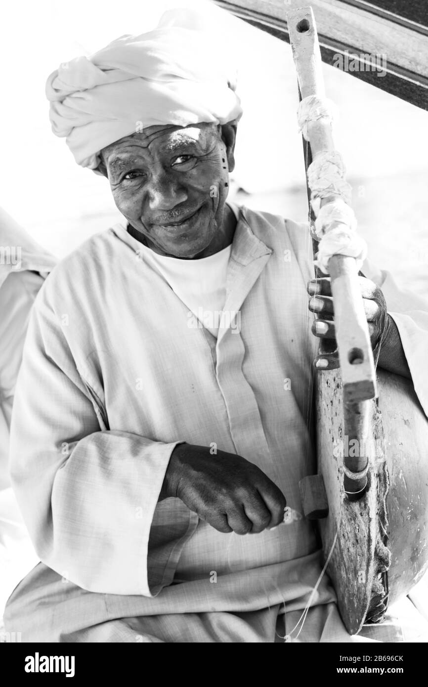 Assuan, Ägypten - 6. Februar 2020 Alter Mann, der auf einem Smemsemya Musikinstrument spielt Stockfoto