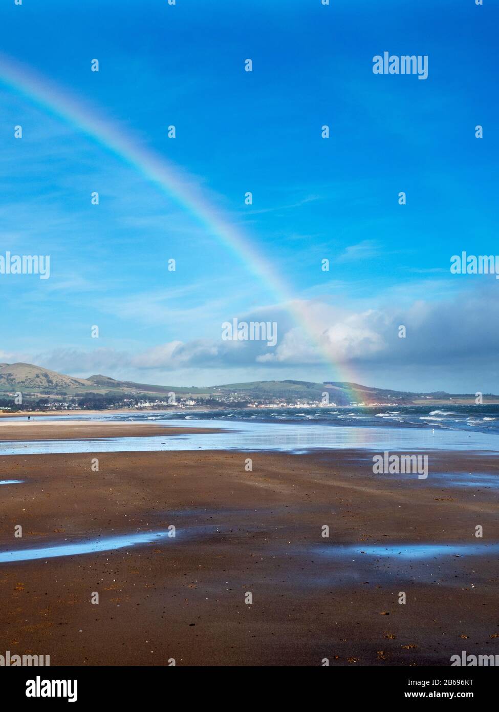 Ein Regenbogen über Largo Bay von Leven Beach Fife Scotland Stockfoto