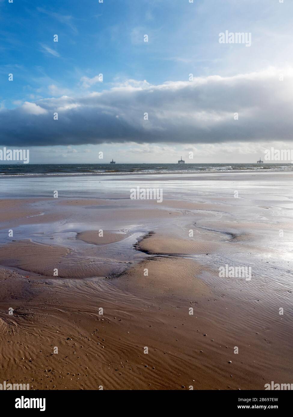 Drei Ölplattformen im Firth of Forth vom Leven Beach in Fife Scotland Stockfoto