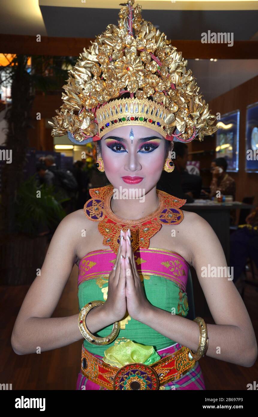 Schöne Frau im Nationalkleid aus Indonesien.ITB Berlin. Stockfoto