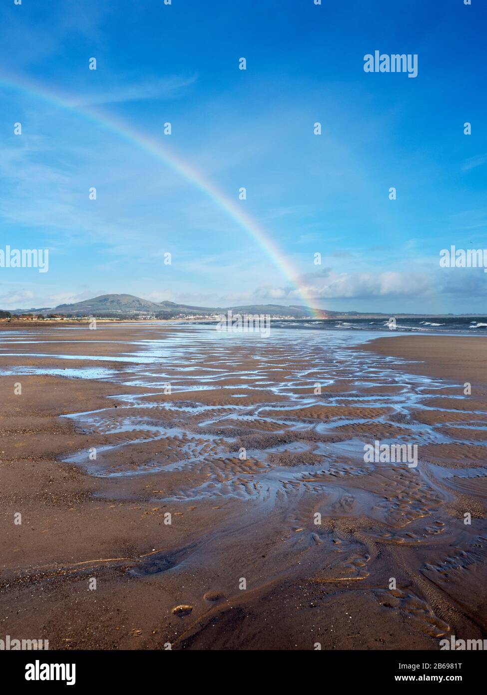 Ein Regenbogen über Largo Bay von Leven Beach Fife Scotland Stockfoto