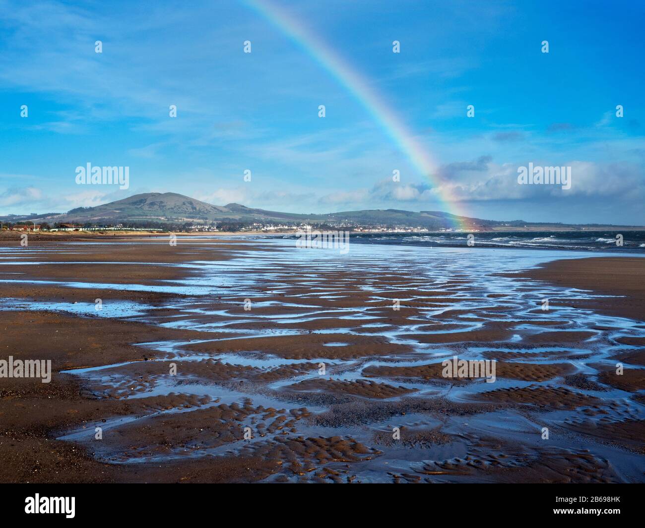 Ein Regenbogen über Largo Bay von Leven Beach Fife Scotland Stockfoto