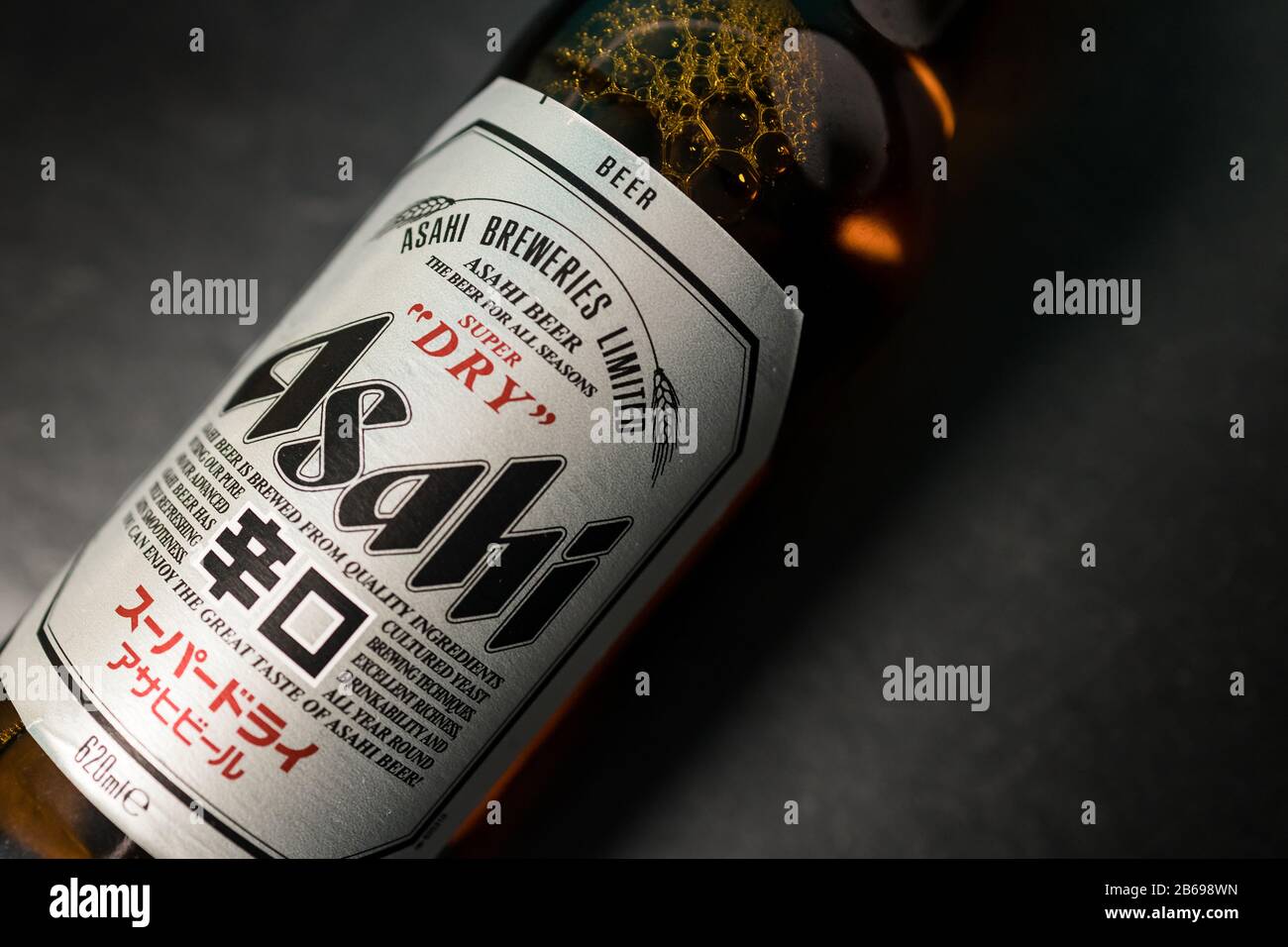 London - 03. MÄRZ 2020: Asahi Lagerbierflasche aus Japan Stockfoto