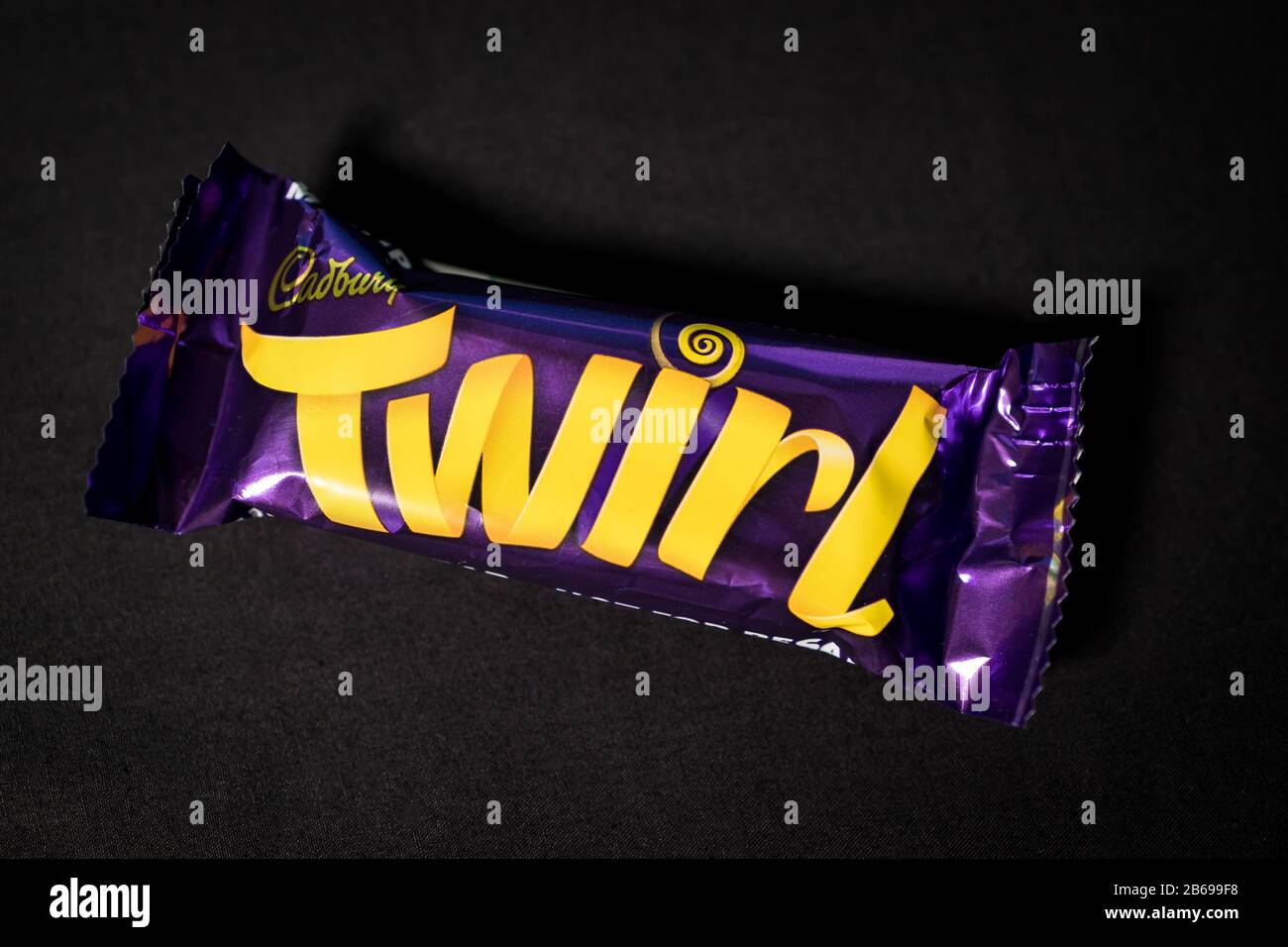 London - 04. MÄRZ 2020: Cadbury Twirl Schokoladenriegel auf dunklem Hintergrund Stockfoto