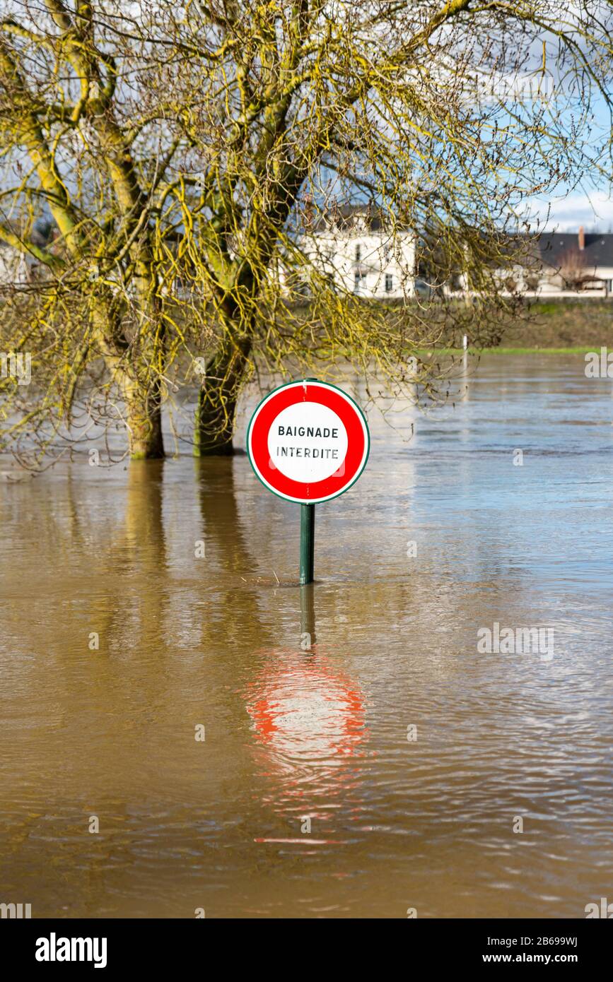 Überschwemmtes Schild, das kein Schwimmen liest, in Frankreich Stockfoto