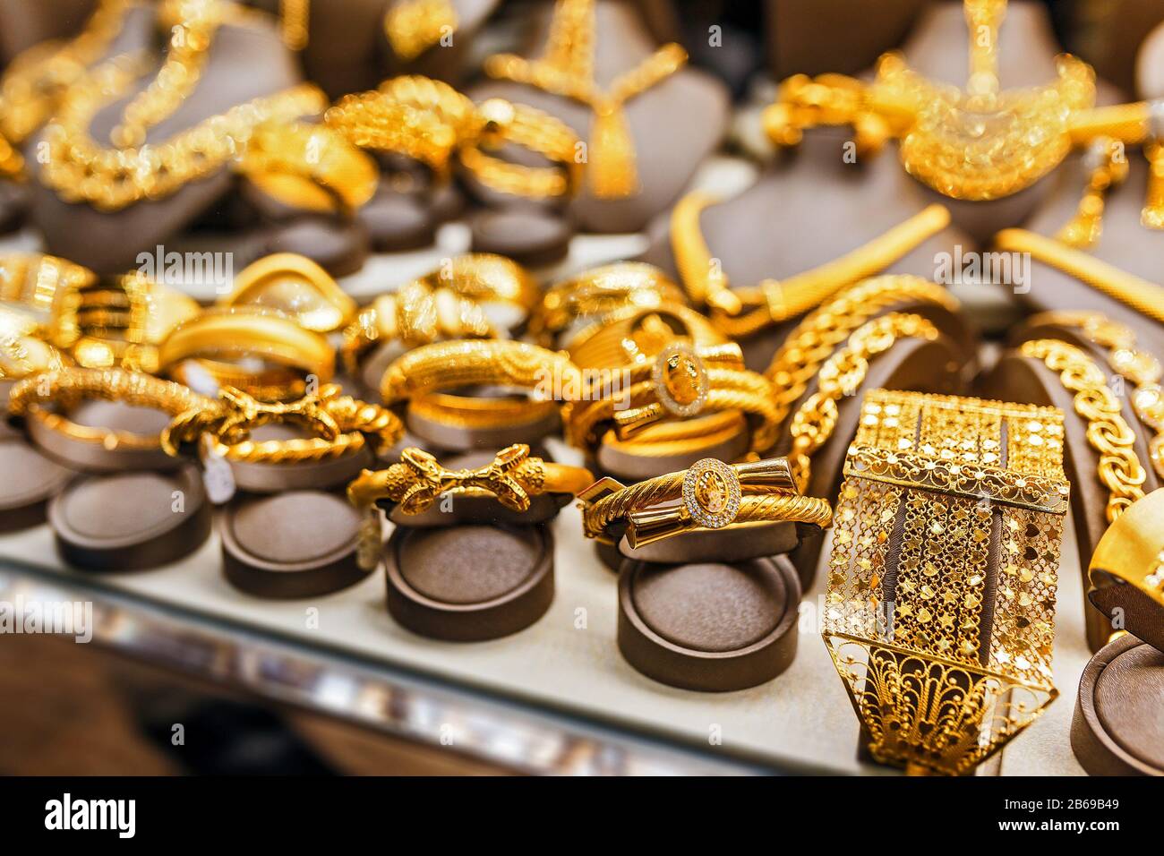 Goldenes Zubehör im Schaufenster eines Juwelierhauses Stockfoto
