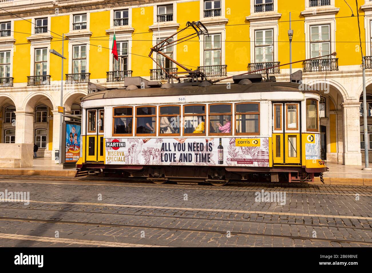 Lissabon, Portugal - 2. März 2020: Berühmte gelbe Straßenbahn 28 am Praca do Comercio Stockfoto