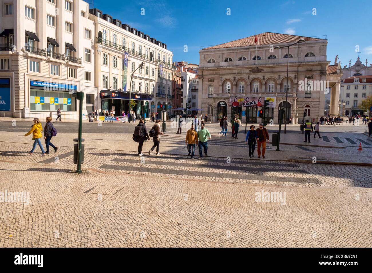 Lissabon, Portugal - 8. März 2020: Viele Menschen gehen am Praca Dom Joao da Camara Stockfoto