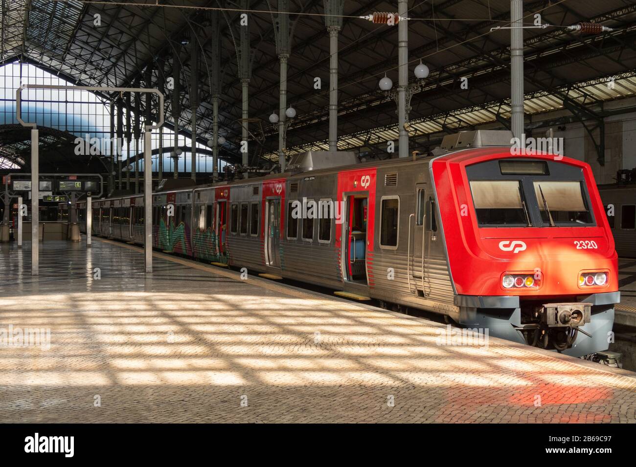 Lissabon, Portugal - 8. März 2020: Roter Regionalzug am Bahnhof Rossio Stockfoto